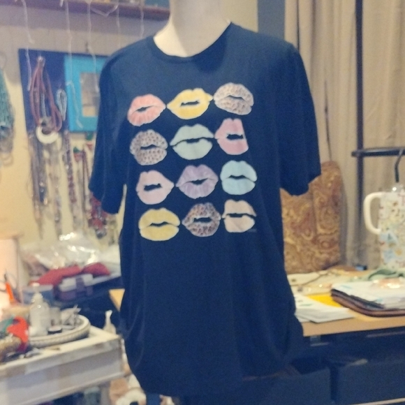 Graphic Lip Print Black Tee - Picture 1 of 2